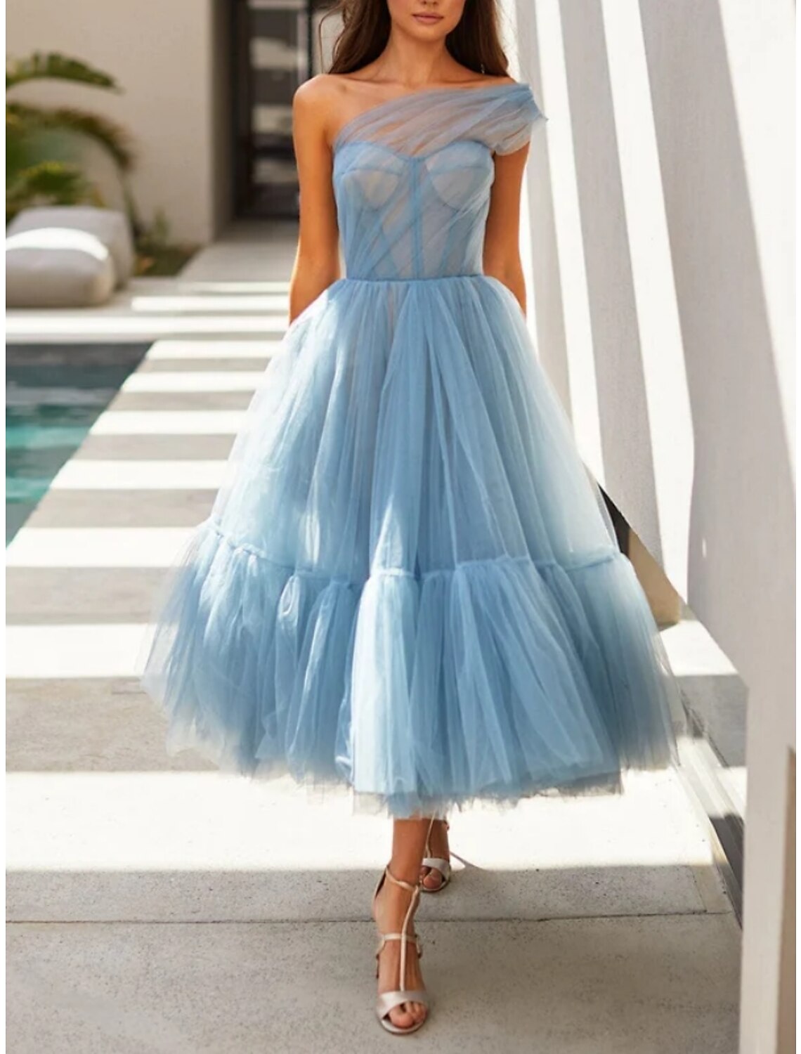 Vestidos de fiesta de corte A, elegantes, formales, largos hasta la rodilla, sin mangas, de tul con un hombro y pliegues.